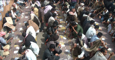 لجنة الخدمات بساحة التغيير بصنعاء تنفق 1,148,500 ريال يمنى يوميًا على تغذية المعتصمين.. اللجنة تعتمد فى تمويلها على تبرعات الأهالى ونجحت فى إفشال محاولات بقايا النظام فى سم المعتصمين
