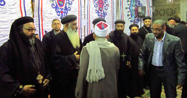  بالصور.. كنيسة السويس تستقبل المواطنين للعزاء فى وفاة البابا شنودة