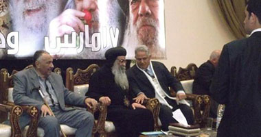 أسقف الفيوم يتلقى العزاء فى وفاة البابا شنودة
