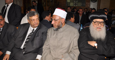 عائلة البابا شنودة تتلقى واجب العزاء فى قداسته