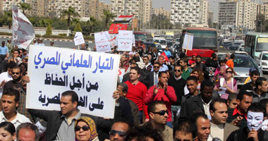 تظاهرة للنشطاء ضد" تأسيسية الدستور" أمام قاعة المؤتمرات