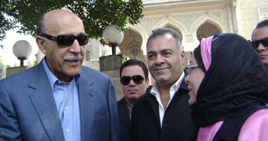 عمر سليمان يؤدى صلاة الجمعة وسط مؤيديه