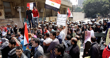 وقفة للعاملين بـ"الفراعين" احتجاجا على غلق القناة وتضامنا مع "عكاشة"