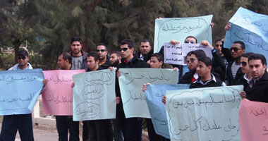 العشرات يتظاهرون أمام فيلا رئيس هيئة قناة السويس للمطالبة بالتعيين