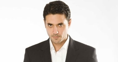 كيف يواجه أحمد عز جمهوره بعد رفض مواجهة الـ"D.N.A".. النجم يراهن على عنصر الوقت ونسيان الأزمة مع الزمن.. وتهربه من التحليل يفقده مصداقيته