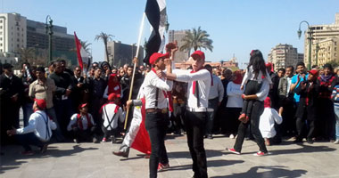 عرض مسرحى بميدان التحرير يهتف "بلدنا مش معسكر"