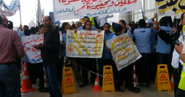 بالفيديو.. عاملو "جيمو إيجيبت" بالمطار يرفعون لافتات: لا للتوريث