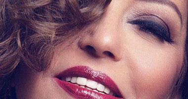 سميرة سعيد تعود من لندن بعد قضاء إجازة مع نجلها شادى