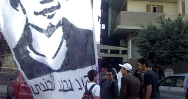 تجمع العشرات أمام منزل"الجندى" بطنطا وشباب ينصبون سرادقا للعزاء