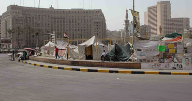 معتصمو التحرير يرشقون سيارة شرطة بالحجارة فى عبد المنعم رياض