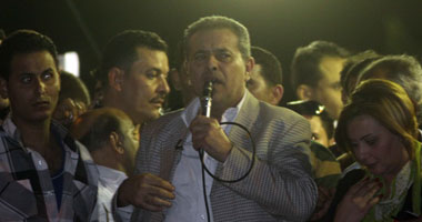 بالفيديو أنصار توفيق عكاشة يقطعون الطريق أمام دار القضاء العالى .. وحالات تحرش بالسيدات وسط الزحام .. الباعة الجائلون وأصحاب المحلات يحاولون فتح الطريق بالقوة