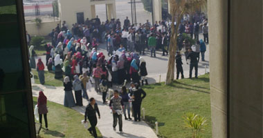 تظاهر عاملى وطلاب جامعة النهضة ببنى سويف اعتراضا على سياستها المالية