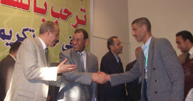 "غنيم" ببنى سويف: أنا وزير صنايعى والصحف مصيرها عند بائعى الطورشى