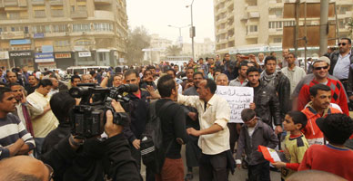 مسيرة طلعت حرب تتجه للمقطم بعد اقتحام مقر "الحرية والعدالة" بالمنيل