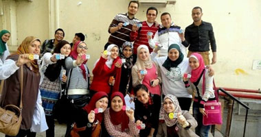 طلاب الاتحاد المصرى بصيدلة القاهرة تحتفل بعيد اﻷم فى معهد اﻷورام