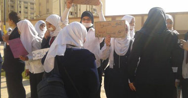 بالصور.. اعتصام طالبات "المتفوقات" بالمعادى بسبب سوء الإدارة
