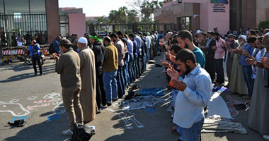 متظاهرو الإنتاج الإعلامى  يؤدون صلاة العصر أمام المدينة