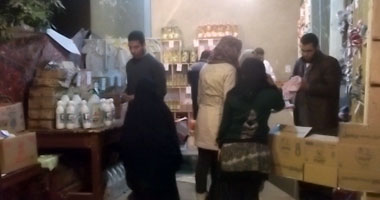 بالصور.. معرض للسلع الاستهلاكية والملابس لحزب النور بالقنطرة البيضاء