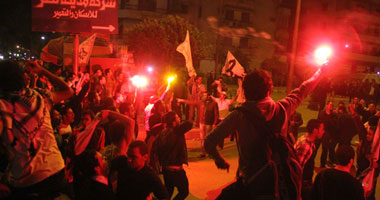 بالصور.."6 أبريل" تفاجئ وزير الداخلية بمسيرة إلى منزله بالحى الثامن..الأمن يطلق الخرطوش وقنابل الغاز.. والحركة تؤكد إصابة أحد أعضائها واحتجاز آخرين..وترفع لافتة: "الداخلية" عاهرة على سرير أى نظام