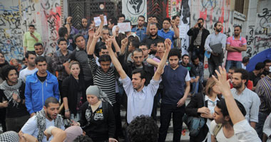 متظاهرو "دار القضاء" يشعلون النيران فى دمية للرئيس مرسى