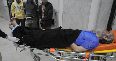 "أبو الثوار" يتلقى الإسعافات الأولية بعد الاعتداء عليه بالتحرير 