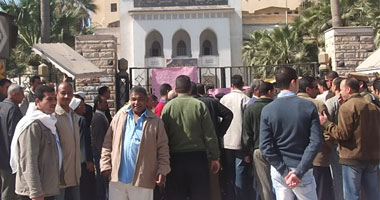 مدير المباحث بكفر الشيخ يحاول إقناع أفراد وأمناء الشرطة فض تظاهرتهم