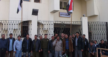 تجمع أفراد الشرطة بإدارة مرور الزقازيق للتضامن مع زملائهم المقبوض عليهم