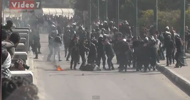 الأمن يسحل متظاهرا جديدا ويجرده من ملابسه بـ"سيمون بوليفار"