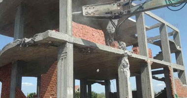 بالفيديو.. أسرة تعترض قوات الأمن أثناء إزالة منزلهم المخالف بالدقهلية