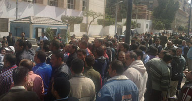 بالصور.. عمال غزل شبين يحاصرون المحافظة للمطالبة بالمكافأة السنوية