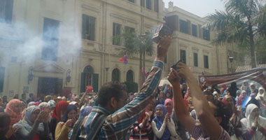 طلاب صيدلة القاهرة يحتفلون بالشماريخ للإفراج عن أحد زملائهم 