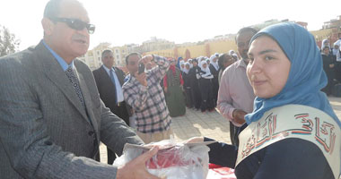 بالصور.. سكرتير عام مساعد "البحر الأحمر" يكرم الطلبة المتفوقين دراسيا