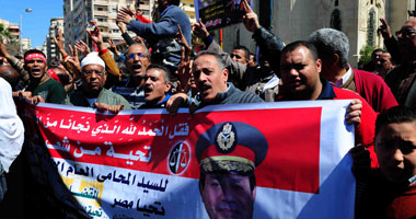 المتظاهرون يهتفون أمام "القائد إبراهيم": "السيسى عمهم وحارق دمهم"