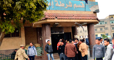 أمين شرطة يجرى تقريرا طبيا بعد إصابته فى حادث أزمة قسم شرطة إمبابة 