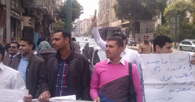مشادات كلامية بين أعضاء حملة الماجستير أمام "الوزراء"