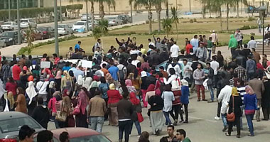 طلاب الإخوان بـجامعة عين شمس يتظاهرون بالطبول 