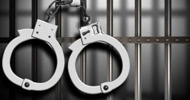 القبض على عاطل هارب من المراقبة بقضية سرقة بالإكراه بالشروق