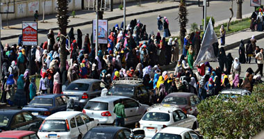 طالبات الإخوان يقطعن طريق مصطفى النحاس