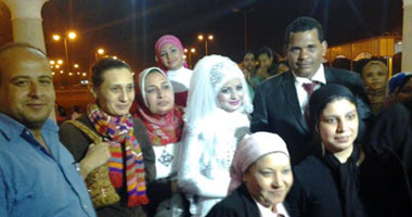 عريس وعروسة فى عرض مسرحى بمهرجان الحكى بقنا