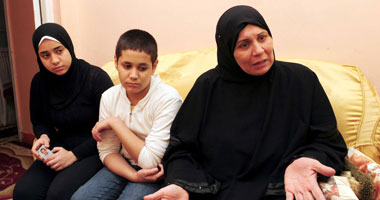 أسرة المدرس المقتول بيد طالب إعدادى تعجز عن الحصول على مصروفات الدفن من الوزارة.. وزملاؤه: ضحية أفلام "عبده موتة" مات وهو يبكى قائلاً "يرضيكو أضَّّرب كده".. مدير الادارة: "التلميذ متعود على كده"
