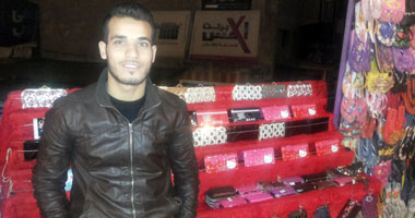 "سامح" لقى المحاماة حبالها طويلة.. فقرر يبيع شنط حريمى