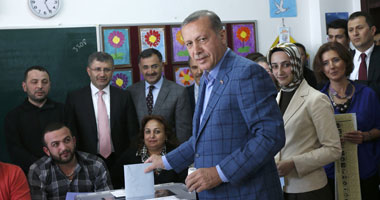 احتجاج نواب أتراك بعد اعتقال حكومة أردوغان رئيسة بلدية ديادين وحصار المبنى