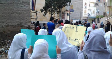 طالبات الإخوان بالأزهر يتظاهرن بالطبول أمام "صيدلة"