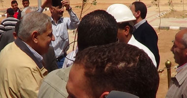بالصور.."محلب" يفتتح كليتى الطب البيطرى والزراعة بالوادى الجديد