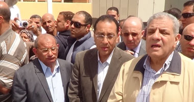 "محلب" يتفقد سور جامعة الأزهر المتهدم والسيارات المحترقة