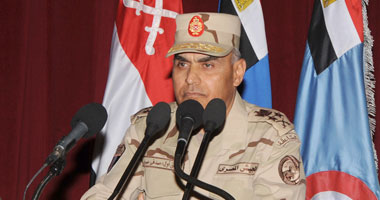 وزير الدفاع يرفع علم القوات المسلحة على إحدى القطع البحرية الجديدة