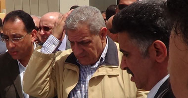 "محلب" يطالب عمال "الحديد والصلب" بالمزيد من العمل