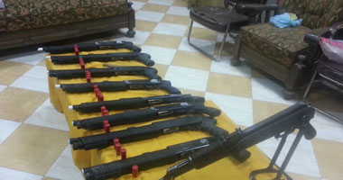 ضبط 12 قطعة سلاح نارى بحوزة متهمين بالمنيا