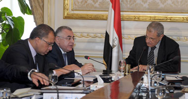 رئيس الوزراء فى أول اجتماع بالمجموعة الاقتصادية: معالجة المشكلات من جذورها والبعد عن المسكنات.. ومقترح لإنشاء "صندوق سيادى" برئاسته لإدارة الأصول الإنتاجية للدولة وإعادة هيكلتها