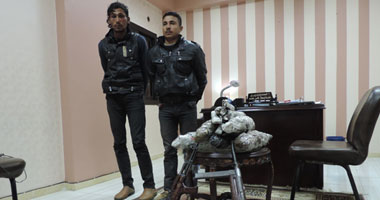 بالصور..ضبط عصابتين بمنيا القمح بحوزتهما 5 قطع سلاح و35 كيلو بانجو